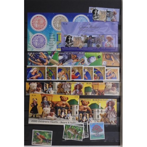 7033 - New Zealand. Collection of Unmounted Mint Stamps and Miniature Sheet for New Zealand , a large quant... 