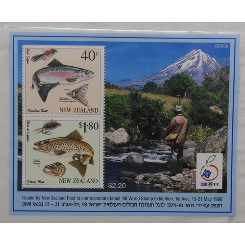7033 - New Zealand. Collection of Unmounted Mint Stamps and Miniature Sheet for New Zealand , a large quant... 