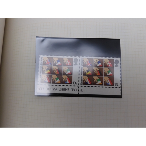 7076 - GB Comes Collection from 1971 to 1990 in two SG AlbumsThe Commemoratives are all unmounted , and are... 