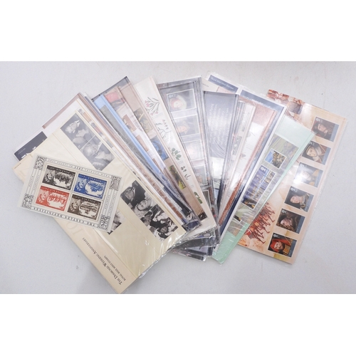 7086 - GB Large collection of Presentation Packs Plus some Booklet panes in plastic box Apear to be mainly ... 