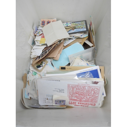 7104 - A lot comprising loose stamps, some mint and kiloware