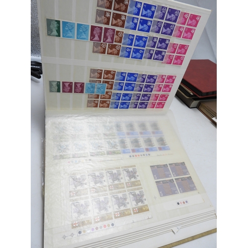 7113 - Great Britain a lot of mostly Elizabeth II unmounted mint stamps in blocks and strips contained in i... 