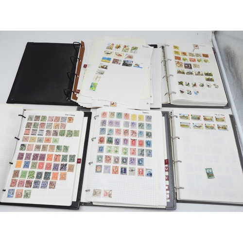 7129 - A worldwide stamp collection in five albums and two stock books