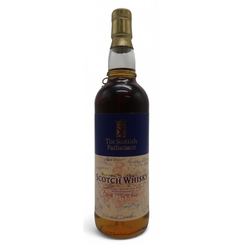 Scottish Parliament Superior Blended Scotch Whisky 70cl e 40% vol, bearing signatures of notable Scottish conservatives including David McLetchie who opposed the introduction of minimum alcohol pricing, David Mundell and Lyndsay June MacIntosh etc