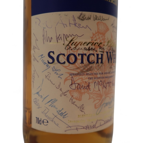 9001 - Scottish Parliament Superior Blended Scotch Whisky 70cl e 40% vol, bearing signatures of notable Sco... 