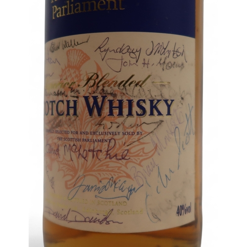 9001 - Scottish Parliament Superior Blended Scotch Whisky 70cl e 40% vol, bearing signatures of notable Sco... 