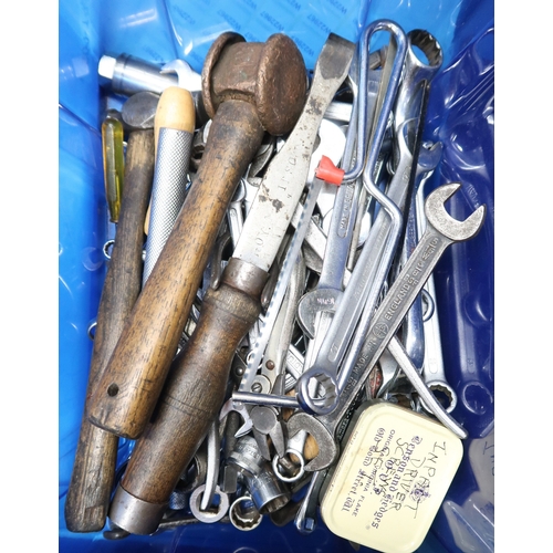 6016 - A mixed lot to include Anglepoise style lamps, an Anglepoise style magnifier, a Hepolite piston ring... 