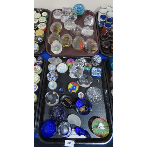 398 - A collection of paperweights including St Louis, Baccarat,&nbsp;Bertil Vallien, Wedgwood etc&nbsp;... 
