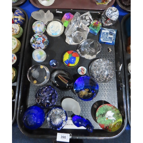 398 - A collection of paperweights including St Louis, Baccarat,&nbsp;Bertil Vallien, Wedgwood etc&nbsp;... 
