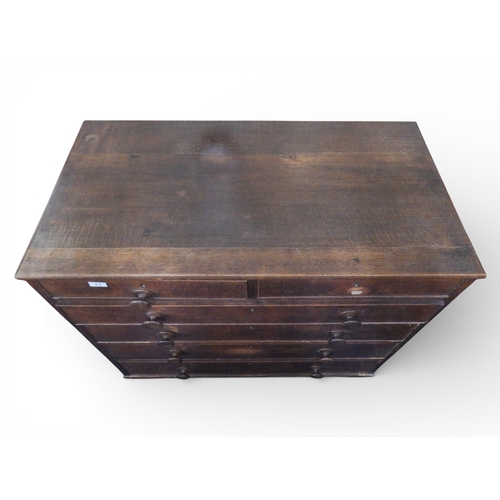 32 - A late 19th/ early 20th century oak chest of drawers with two short over four long graduating drawer... 