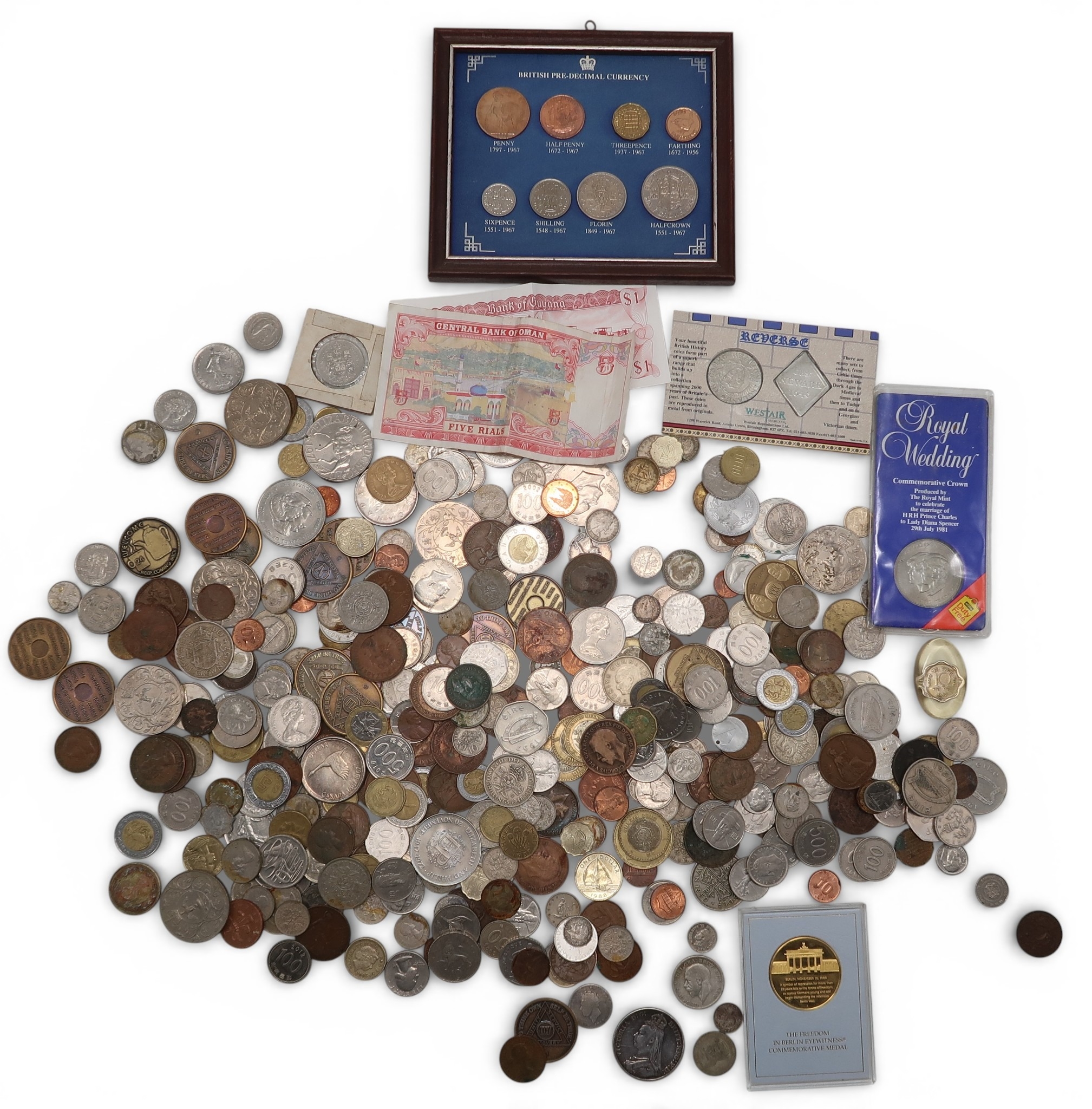 Worldwide coins to include silver examples approximate weight 70 grams etc