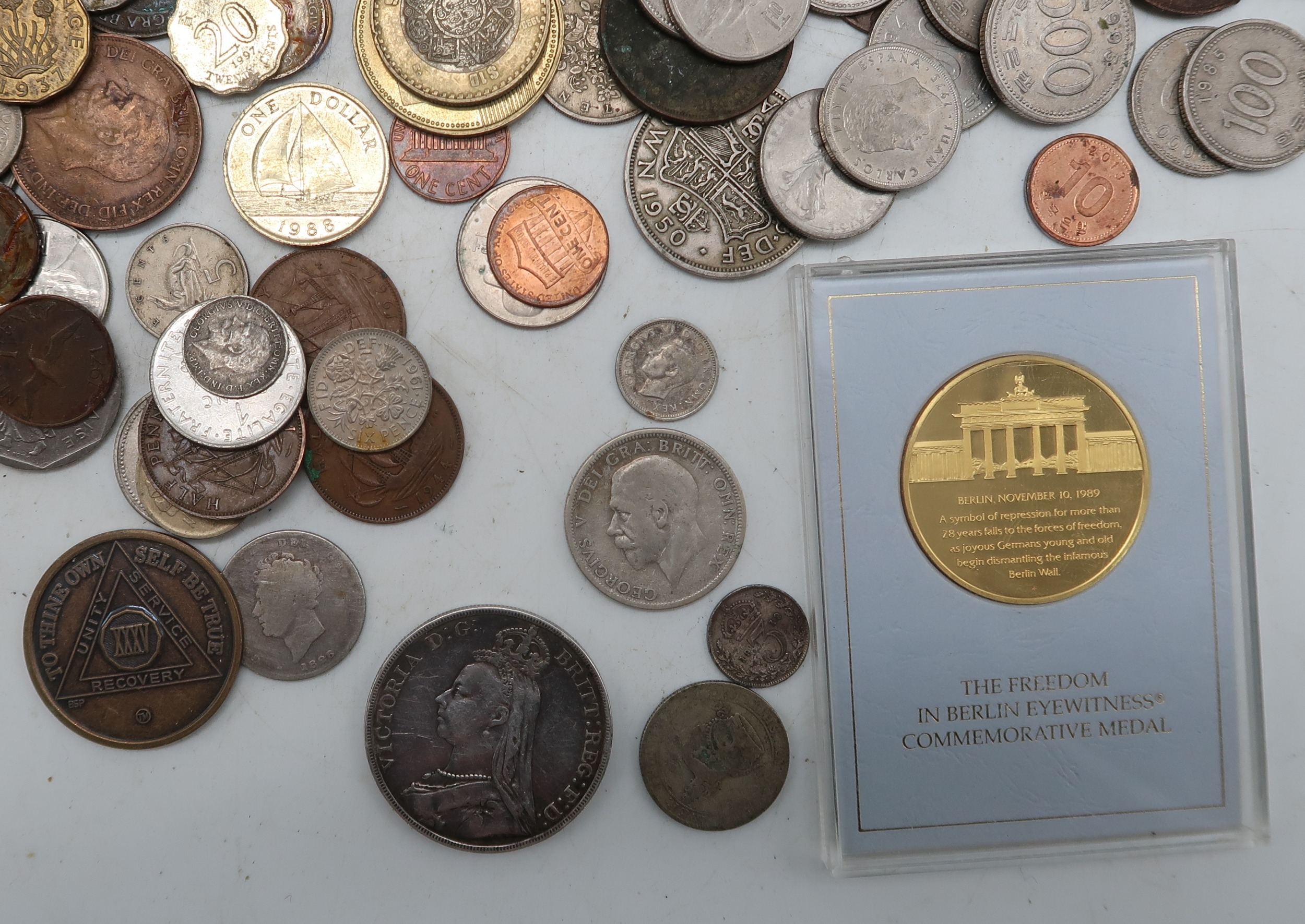 Worldwide coins to include silver examples approximate weight 70 grams etc