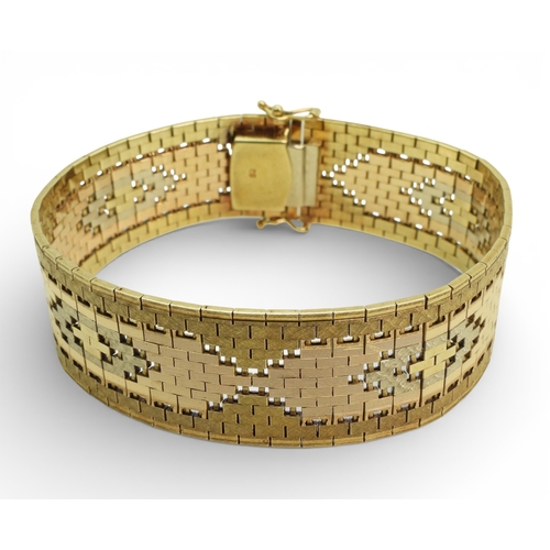 2700 - A TRICOLOUR 9CT GOLD BRACELETwith fancy block pattern links, length 19.3cm, width 1.9cm, weight 40.9... 
