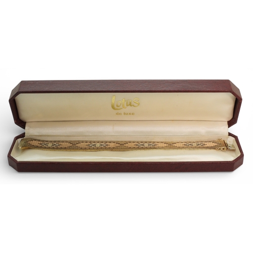 2700 - A TRICOLOUR 9CT GOLD BRACELETwith fancy block pattern links, length 19.3cm, width 1.9cm, weight 40.9... 