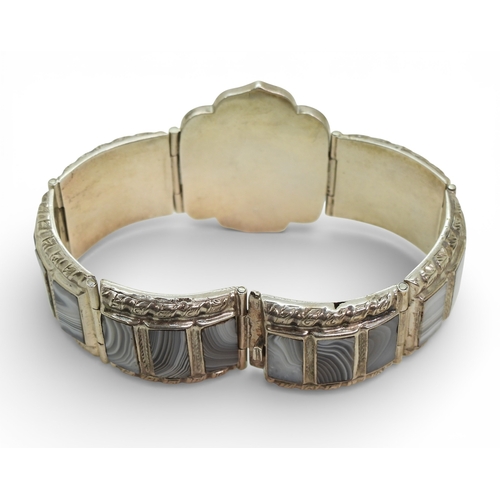 2704 - A VICTORIAN SCOTTISH AGATE BRACELETthe central flower set with a citrine, and good specimen banded g... 