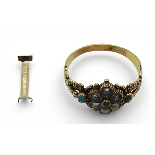 2716 - A GEORGIAN STYLE RINGmounted in yellow metal the shoulders with shell and flower details, set with a... 