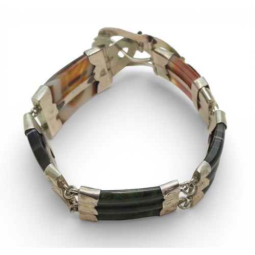 2718 - A SCOTTISH AGATE BRACELETmounted in white metal with a buckle shaped clasp. Total length 22cm, weigh... 