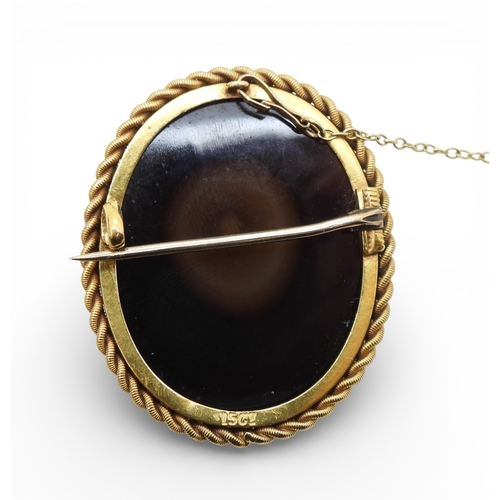 2719 - AN AGATE CAMEOfinely carved in brown,black and white banded agate, in a 15ct gold brooch mount, dime... 