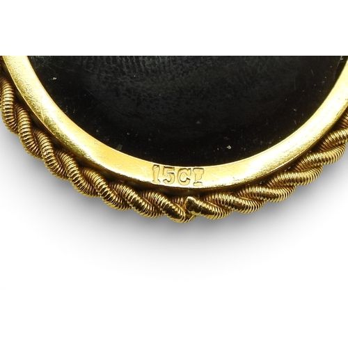 2719 - AN AGATE CAMEOfinely carved in brown,black and white banded agate, in a 15ct gold brooch mount, dime... 