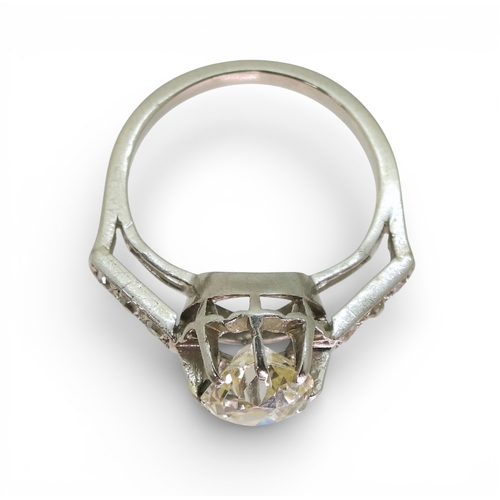 2724 - A SUBSTANTIAL DIAMOND RINGthe white metal shank is set with a cushion cut diamond of estimated appro... 