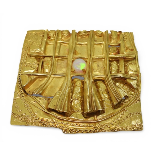 2734 - AN OPAL BROOCHthe large pendant brooch is made in 18ct gold with wire work and embossed detail, it m... 