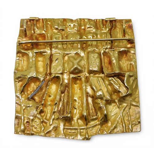 2734 - AN OPAL BROOCHthe large pendant brooch is made in 18ct gold with wire work and embossed detail, it m... 