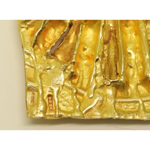 2734 - AN OPAL BROOCHthe large pendant brooch is made in 18ct gold with wire work and embossed detail, it m... 