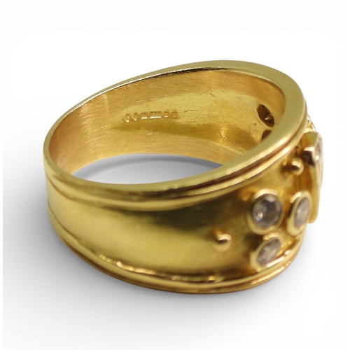 2738 - A DIAMOND SET WIDE BAND RINGthe 18ct gold mount is set with an oblong princess cut diamond of estima... 