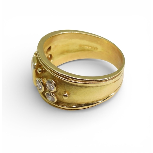 2738 - A DIAMOND SET WIDE BAND RINGthe 18ct gold mount is set with an oblong princess cut diamond of estima... 