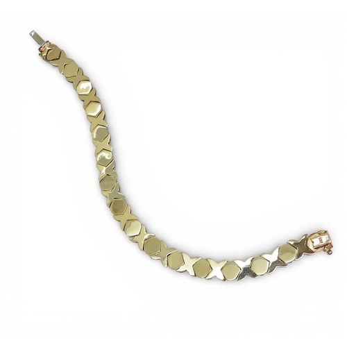2742 - A 9K BI COLOUR GOLD BRACELETwith alternating white gold kiss shaped links and yellow gold links, len... 