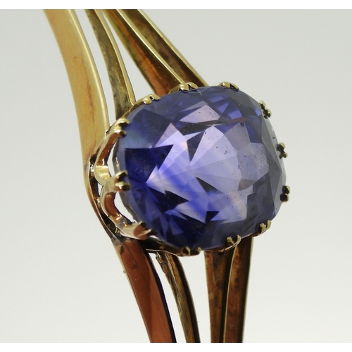 2755 - A SAPPHIRE BANGLEmade in bright yellow metal, and set with a cushion cut natural sapphire of approx ... 