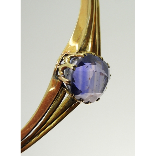 2755 - A SAPPHIRE BANGLEmade in bright yellow metal, and set with a cushion cut natural sapphire of approx ... 