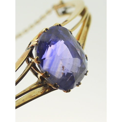 2755 - A SAPPHIRE BANGLEmade in bright yellow metal, and set with a cushion cut natural sapphire of approx ... 