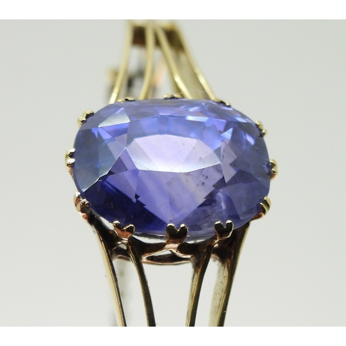 2755 - A SAPPHIRE BANGLEmade in bright yellow metal, and set with a cushion cut natural sapphire of approx ... 