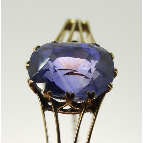 2755 - A SAPPHIRE BANGLEmade in bright yellow metal, and set with a cushion cut natural sapphire of approx ... 