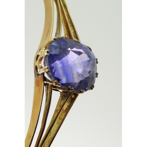 2755 - A SAPPHIRE BANGLEmade in bright yellow metal, and set with a cushion cut natural sapphire of approx ... 