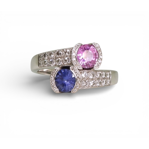 2756 - A PINK & BLUE SAPPHIRE RINGmade in 18ct white gold, with the mount and settings set with brillia... 