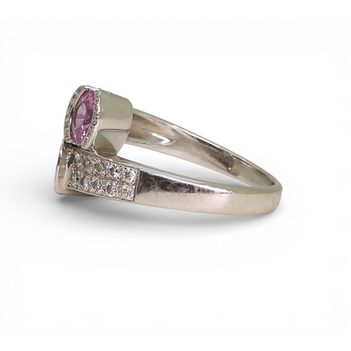 2756 - A PINK & BLUE SAPPHIRE RINGmade in 18ct white gold, with the mount and settings set with brillia... 