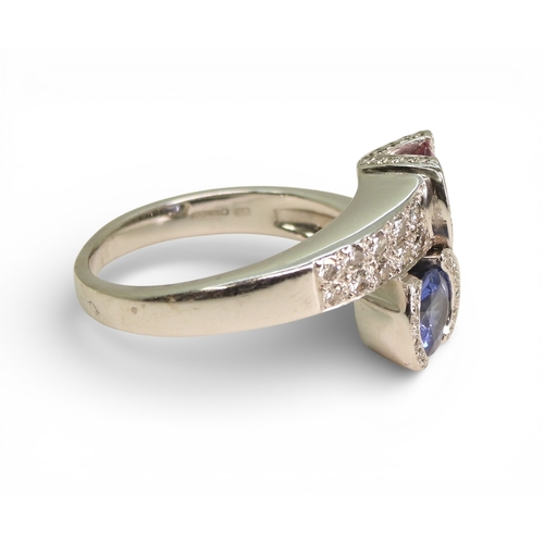 2756 - A PINK & BLUE SAPPHIRE RINGmade in 18ct white gold, with the mount and settings set with brillia... 