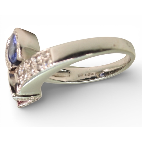 2756 - A PINK & BLUE SAPPHIRE RINGmade in 18ct white gold, with the mount and settings set with brillia... 
