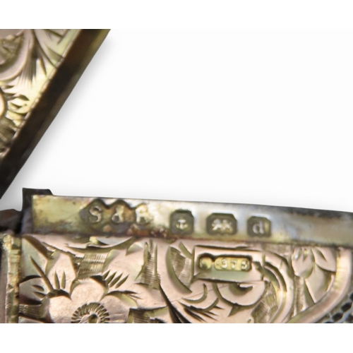 918 - A 9ct gold-mounted silver vesta, by Synyers & Beddoe, Birmingham 1900, with engraved scrolling f... 