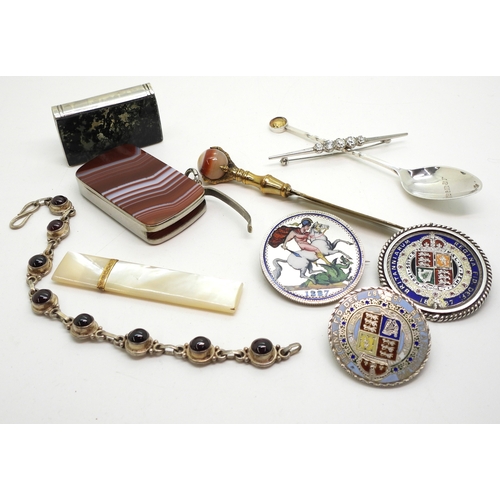 872 - Three 1887 enamelled coins, two white metal mounted agate vestas one in the shape of a book inlaid w... 