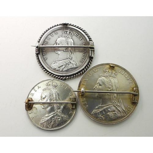 872 - Three 1887 enamelled coins, two white metal mounted agate vestas one in the shape of a book inlaid w... 