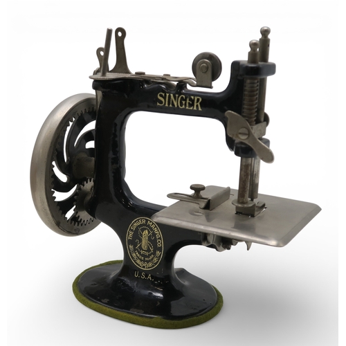 539 - A Singer miniature hand-crank sewing machine