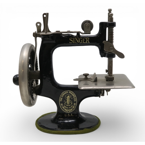 539 - A Singer miniature hand-crank sewing machine