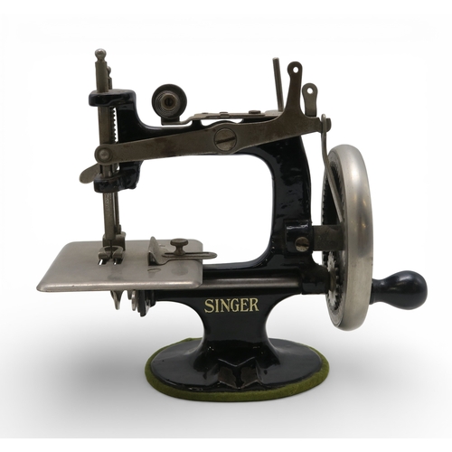 539 - A Singer miniature hand-crank sewing machine