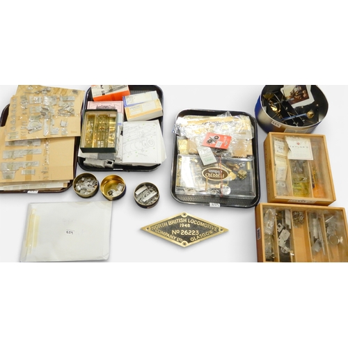 559 - &nbsp;A lot comprising multiple Railway Miniature Model parts together with a North British Locomoti... 