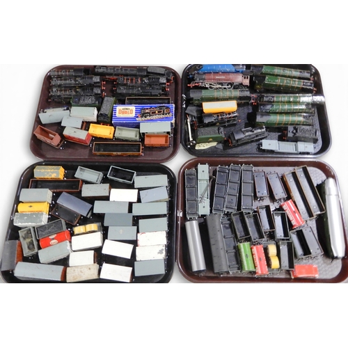 561 - A lot comprising various scale model railway locomotives, rolling stock and track to include Hornby ... 