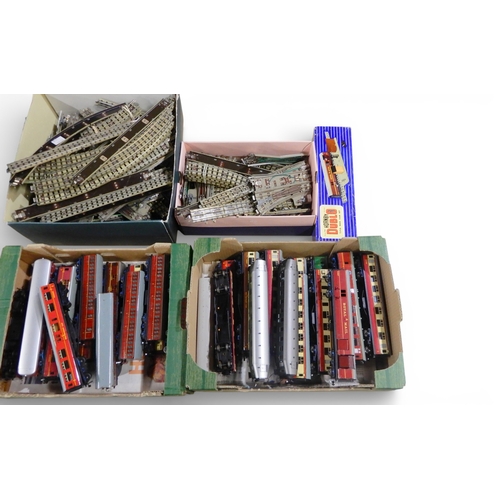 561 - A lot comprising various scale model railway locomotives, rolling stock and track to include Hornby ... 