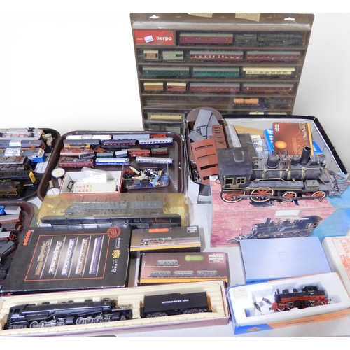 562 - A lot comprising railway models, accessories and track